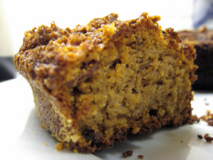 Bolo de banana e aveia com castanha-do-pará. Delicioso e nutritivo, ele é simples de fazer e rico em fibras. É um bolo úmido de sabor equilibrado.