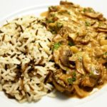 Esse estrogonofe de cogumelos é uma excelente opção vegetariana de refeição! A combinação dos cogumelos dão um sabor riquíssimo e o sour cream a cremosidade perfeita. Pode usar também o creme de leite que fica ótimo!