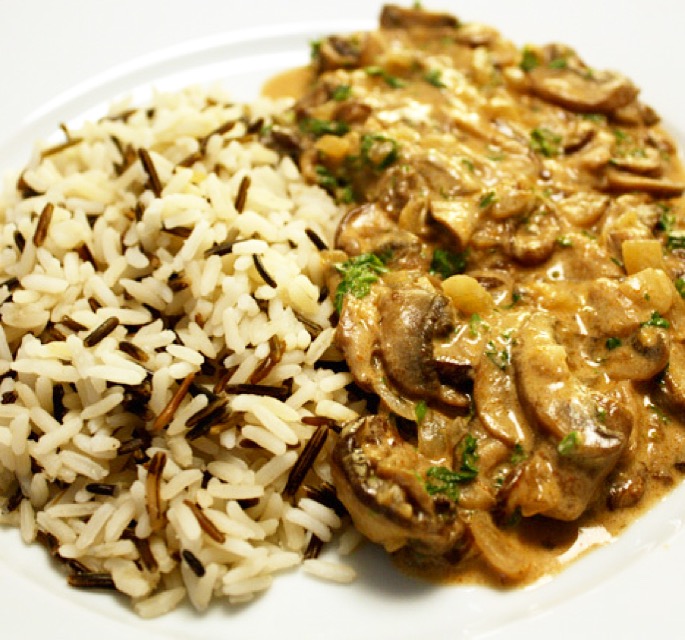 Esse estrogonofe de cogumelos é uma excelente opção vegetariana de refeição! A combinação dos cogumelos dão um sabor riquíssimo e o sour cream a cremosidade perfeita. Pode usar também o creme de leite que fica ótimo!