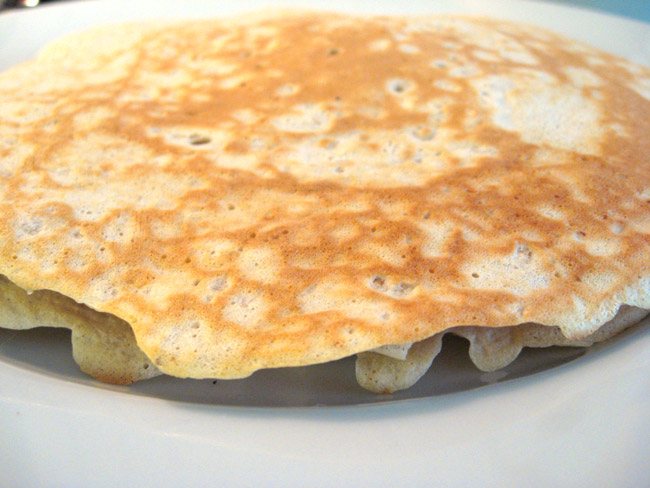 Deliciosa receita de panquecas de aveia. Simples de preparar, saudável, leve e saborosa. Ótima opção para começar bem o dia com um café da manhã especial.