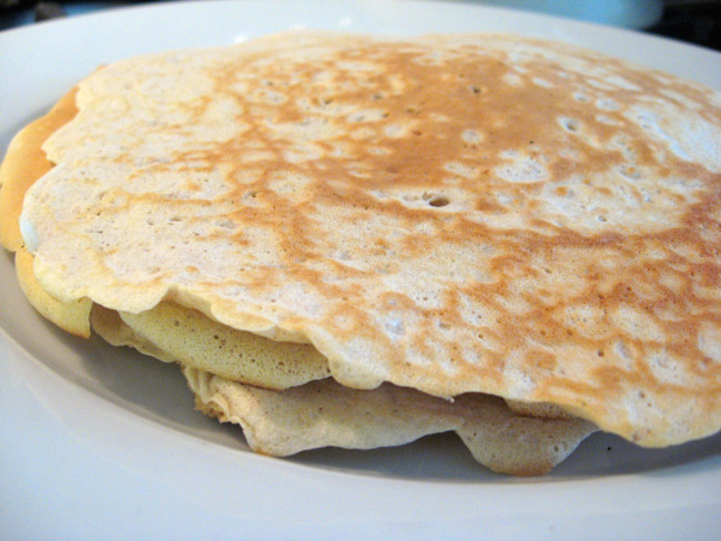 Deliciosa receita de panquecas de aveia. Simples de preparar, saudável, leve e saborosa. Ótima opção para começar bem o dia com um café da manhã especial.