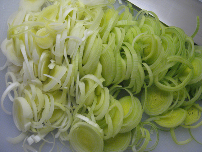 Deliciosa receita de sopa de grão de bico e alho-poró do livro de Jamie Oliver. Simples de preparar e muito saborosa.