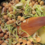 Deliciosa receita de sopa de grão de bico e alho-poró do livro de Jamie Oliver. Simples de preparar e muito saborosa.