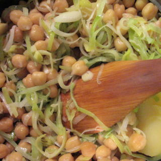 Deliciosa receita de sopa de grão de bico e alho-poró do livro de Jamie Oliver. Simples de preparar e muito saborosa.