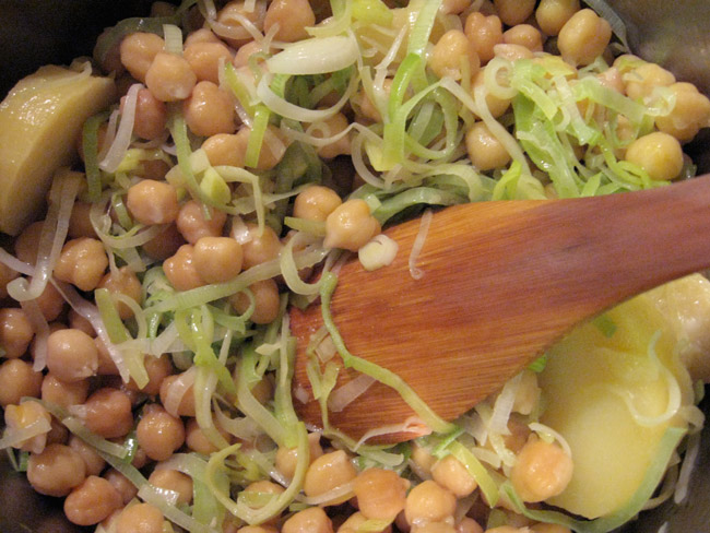 Deliciosa receita de sopa de grão de bico e alho-poró do livro de Jamie Oliver. Simples de preparar e muito saborosa.