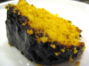 Bolo de cenoura com cobertura de chocolate