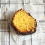 Bolo de cenoura com cobertura de chocolate super fofinho e doce na medida certa. Perfeito para comer acompanhado de um cafezinho.