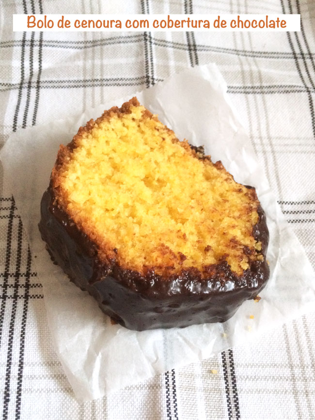 Bolo de cenoura com cobertura de chocolate super fofinho e doce na medida certa. Perfeito para comer acompanhado de um cafezinho.