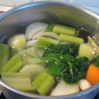 caldo de legumes caseiro fácil de fazer