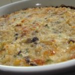 Arroz de forno com cogumelos super fácil de fazer. Uma refeição completa, reconfortante e deliciosa. Além de uma ótima opção para reaproveitar o arroz.