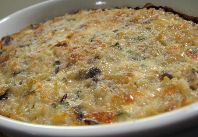 Arroz de forno com cogumelos super fácil de fazer. Uma refeição completa, reconfortante e deliciosa. Além de uma ótima opção para reaproveitar o arroz.