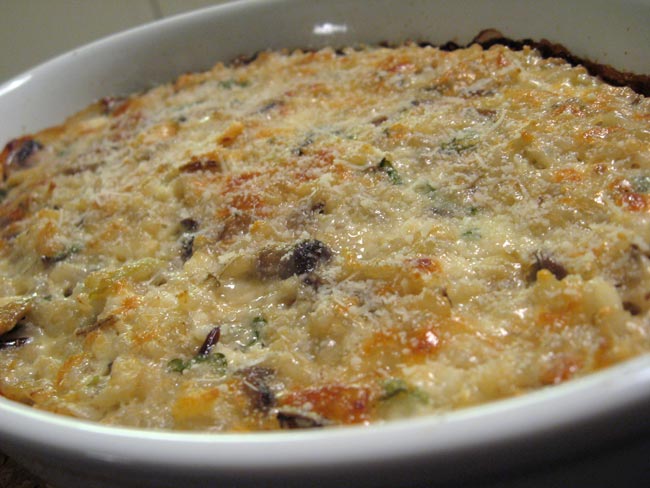 Arroz de forno cremoso com cogumelos super fácil de fazer. Uma refeição completa, reconfortante e deliciosa. Além de uma ótima opção para reaproveitar o arroz.