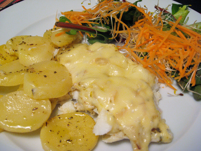 Peixe branco (bacalhau fresco) com batatas e queijo
