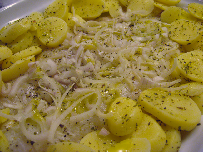 Peixe branco (bacalhau fresco) com batatas e queijo