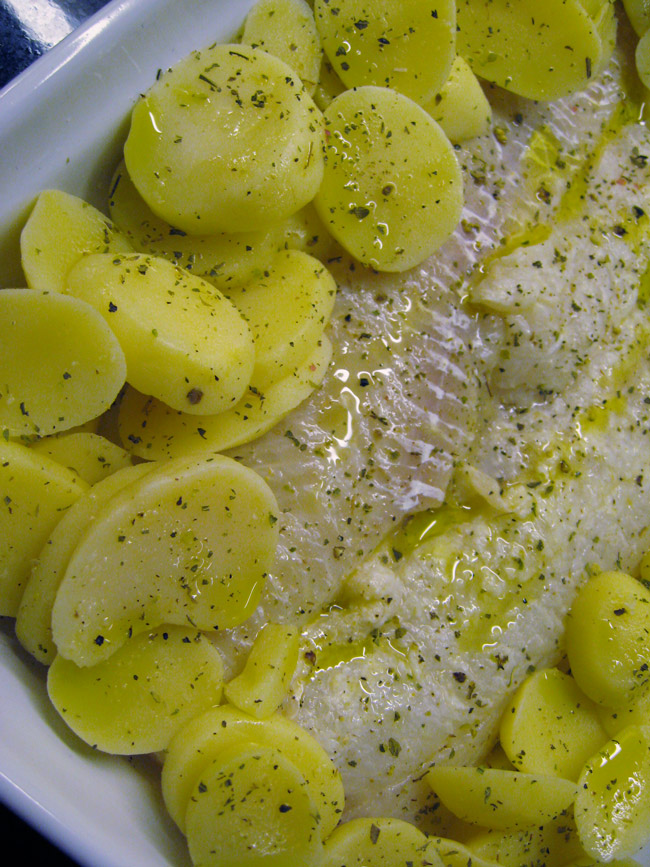 Peixe branco (bacalhau fresco) com batatas e queijo