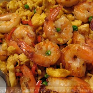 Camarão refogado com ovos e ervilha