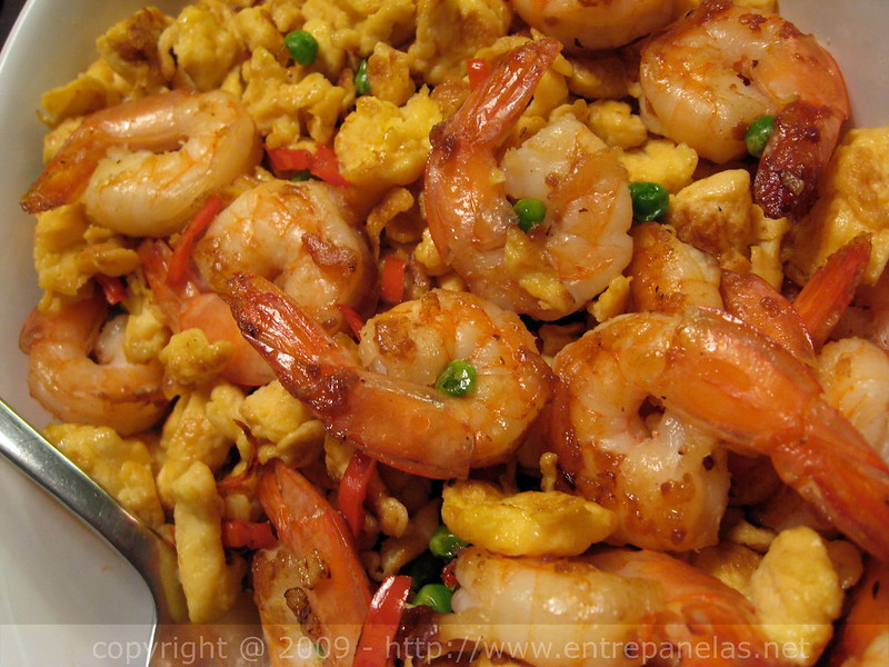 Camarão refogado com ovos e ervilha