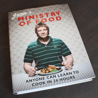 Excelente livro de culinária: Revolução na Cozinha do Jamie Oliver. Cheio de receitas práticas, simples de preparar e deliciosas!