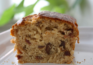 Bolo de banana, tâmaras e mel