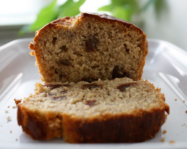 Bolo de banana, tâmaras e mel