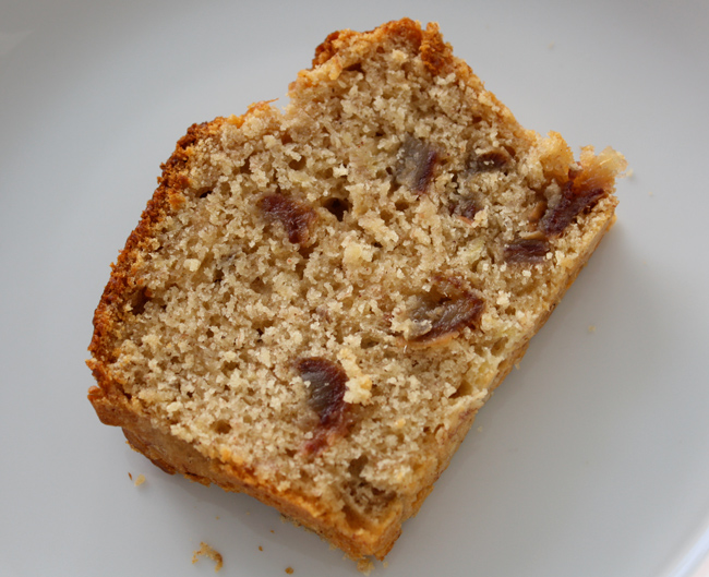 Fatia de bolo de banana, tâmaras e mel