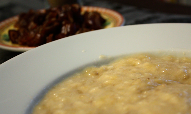 Bananas amassadas e tâmaras picadas