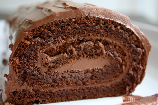 Delicioso rocambole de chocolate sem farinha (sem glúten), fácil de preparar e ele pode ser servido como sobremesa ou no café da tarde.