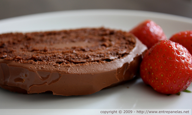 Delicioso rocambole de chocolate sem farinha (sem glúten), fácil de preparar e ele pode ser servido como sobremesa ou no café da tarde.
