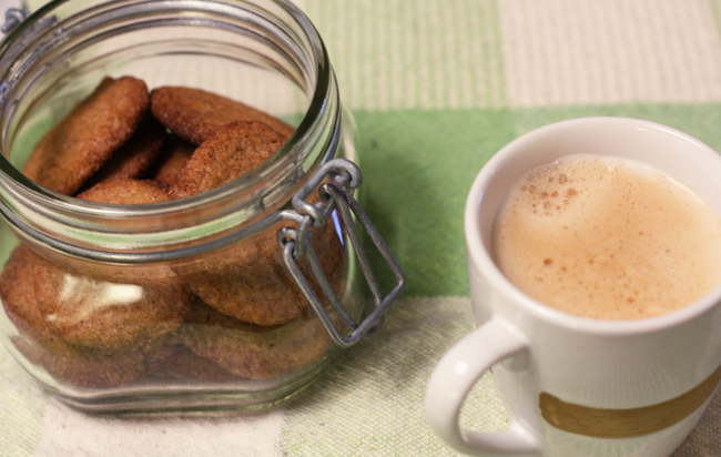 Biscoito de canela simples, crocante, leve e saboroso. Receita perfeita para fazer e servir no café da tarde ou para presentear. Vai perfumar sua casa!