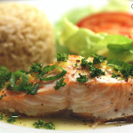 Salmão ao forno com molho de manteiga e limão