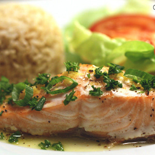 Salmão ao forno com molho de manteiga e limão