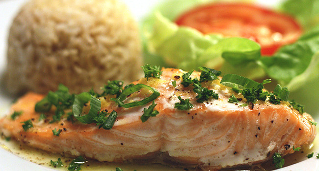 Salmão ao forno com molho de manteiga e limão