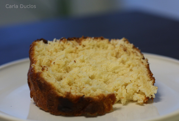 Bolo simples, bolo da vovó Esse bolo simples ou bolo da vovó é fácil de fazer e fica muito fofinho. É perfeito pra comer com aquele cafezinho. Meu bolo favorito e sempre um sucesso aqui em casa.