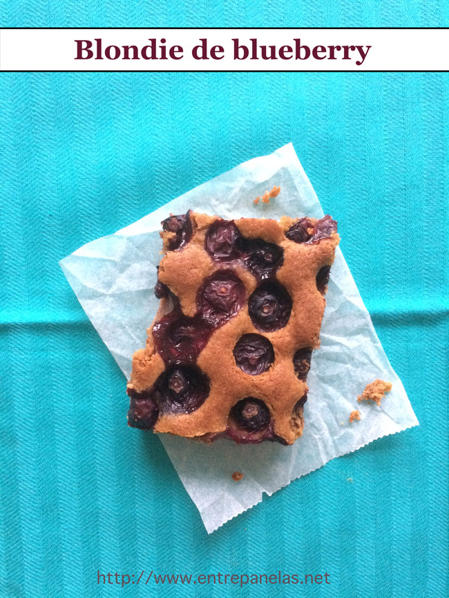 Deliciosa receita de blondie, o brownie sem chocolate. Feito com blueberry e açúcar mascavo. Perfeita harmonia de sabores.