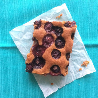 Deliciosa receita de blondie, o brownie sem chocolate. Feito com blueberry e açúcar mascavo. Perfeita harmonia de sabores.