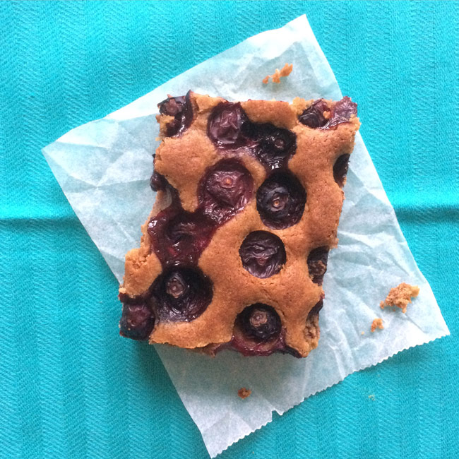 Deliciosa receita de blondie, o brownie sem chocolate. Feito com blueberry e açúcar mascavo. Perfeita harmonia de sabores.