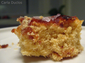 Receita de bolo de fubá com leite de coco. Bolo simples de preparar, super fofinho e com uma harmonia de sabores deliciosa. Perfeito pra comer com um cafezinho.