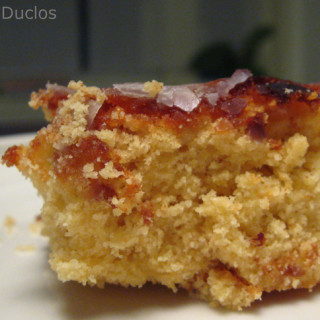 Receita de bolo de fubá com leite de coco. Bolo simples de preparar, super fofinho e com uma harmonia de sabores deliciosa. Perfeito pra comer com um cafezinho.