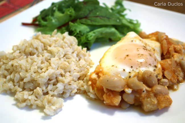 feijão branco com tomate e ovos, super prático, uma refeição aconchegante pros dias friozinhos.