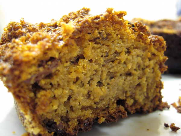 fatia de bolo de banana, aveia e castanha do para