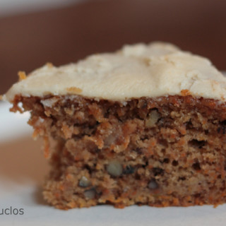 Bolo de cenoura com banana e nozes