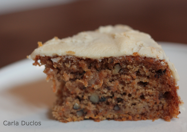 Bolo de cenoura com banana e nozes
