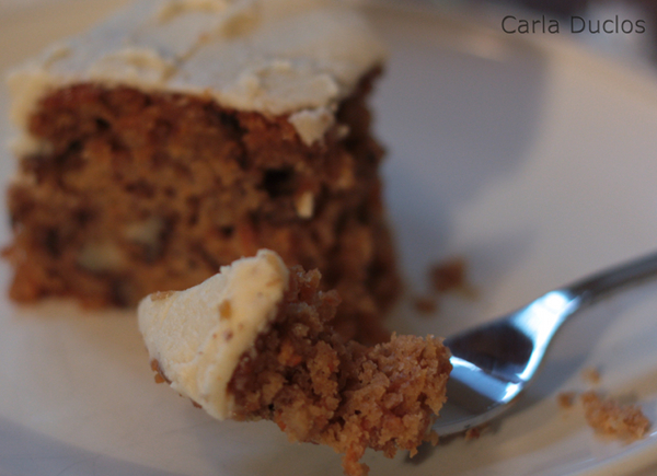 Esse bolo de cenoura com banana e nozes é o bolo de cenoura na Holanda. Uma receita nutritiva e deliciosa. Simples de preparar, rico em sabor e textura.