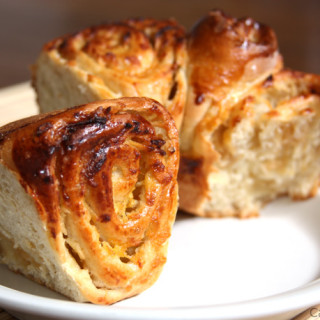Rosca de maçã leve, fácil de preparar, suave no doce, perfeita para comer acompanhada de um café.