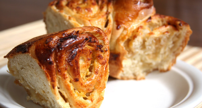 Rosca de maçã leve, fácil de preparar, suave no doce, perfeita para comer acompanhada de um café.
