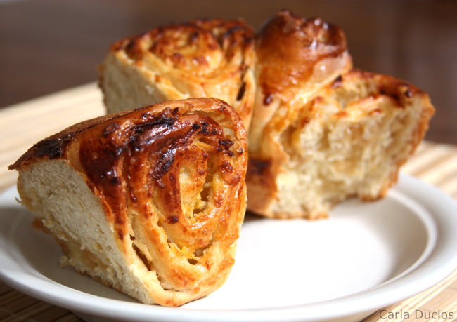 Rosca de maçã leve, fácil de preparar, suave no doce, perfeita para comer acompanhada de um café.