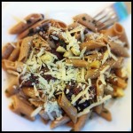 Delicioso, rápido e prático penne com aspargos.