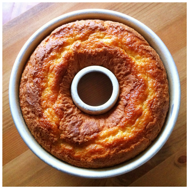 Essa receita de bolo de fubá simples é muito fácil e rápida de preparar e resulta num bolo fofinho e delicioso. Perfeito com um café.