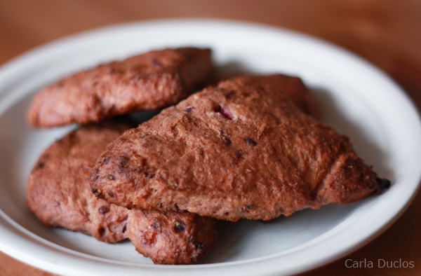 Scones ou pãezinhos integrais de amora e ricota inteiros