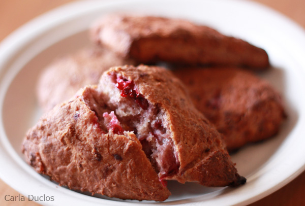Scones ou pãezinhos integrais de amora e ricota aberto